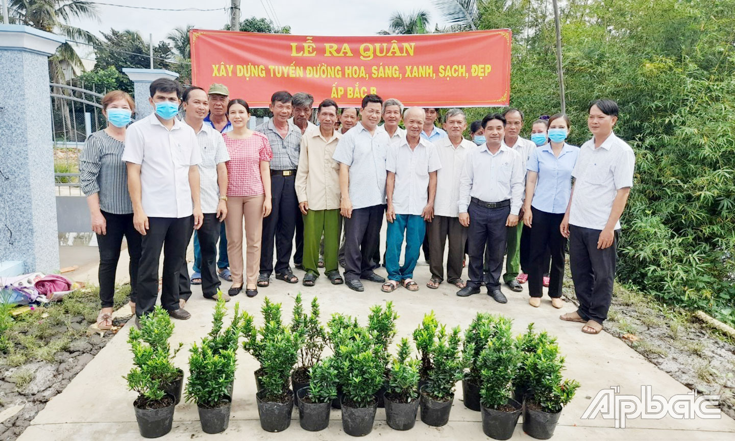 Ủy ban MTTQ xã Điềm Hy, huyện Châu Thành phối hợp ra quân trồng tuyến đường hoa.