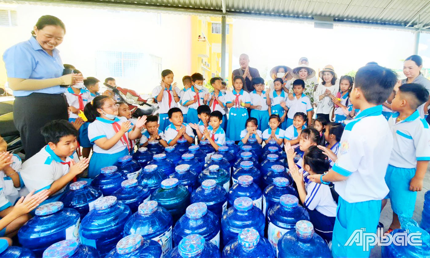 Đoàn trao tặng bình nước uống cho Trường Tiểu học Tân Hoà