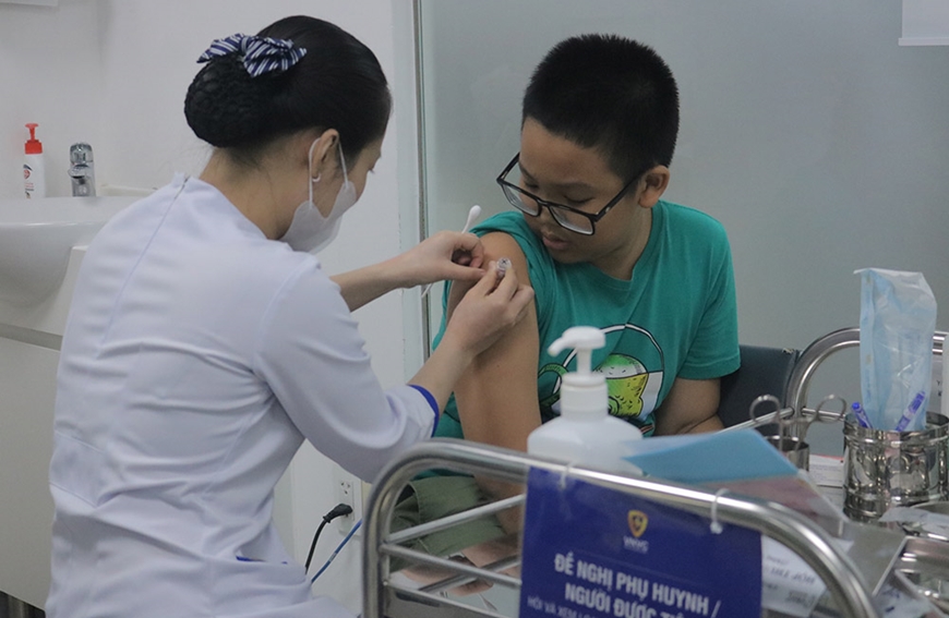 Cha mẹ nên đưa trẻ em đi tiêm vắc xin phòng bệnh dại. Ảnh: Phong Lan 