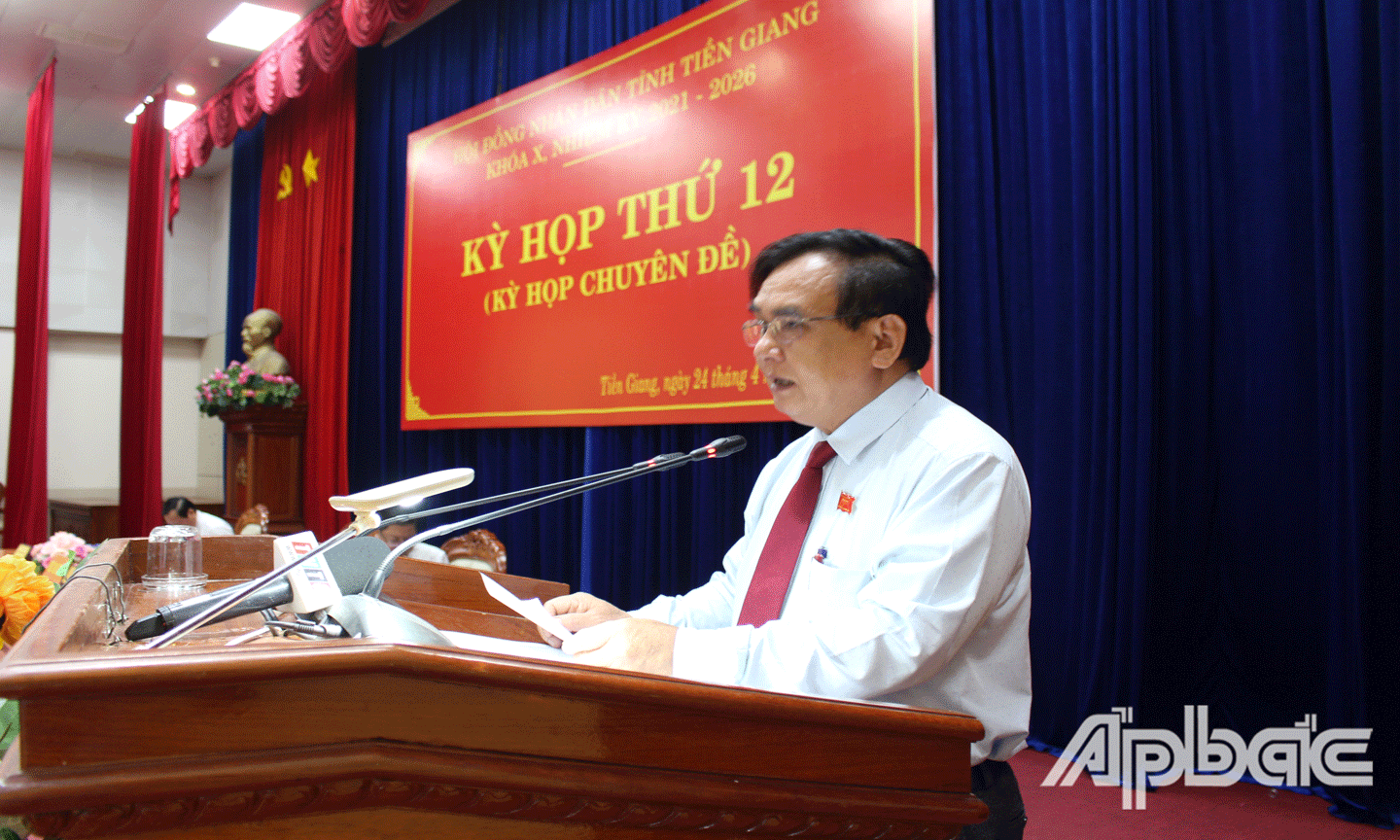 Phó Bí thư Thường trực Tỉnh ủy, Chủ tịch HĐND tỉnh Tiền Giang Võ Văn Bình phát biểu tại kỳ họp. 