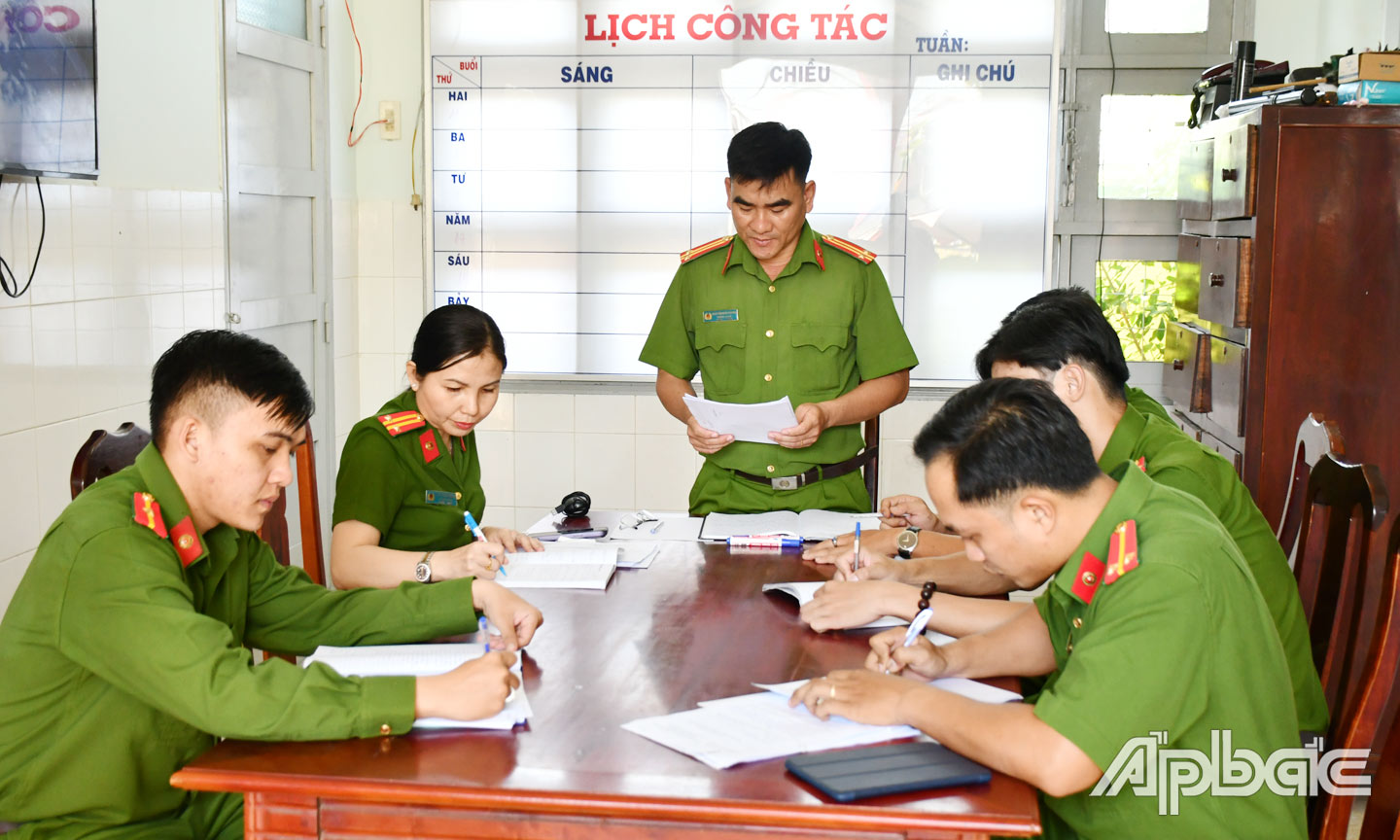 Trung tá Nguyễn Hoài Phong, Trưởng Công an xã Long Thuận, TX. Gò Công, trao đổi cùng đồng đội các nhiệm vụ công tác. 
