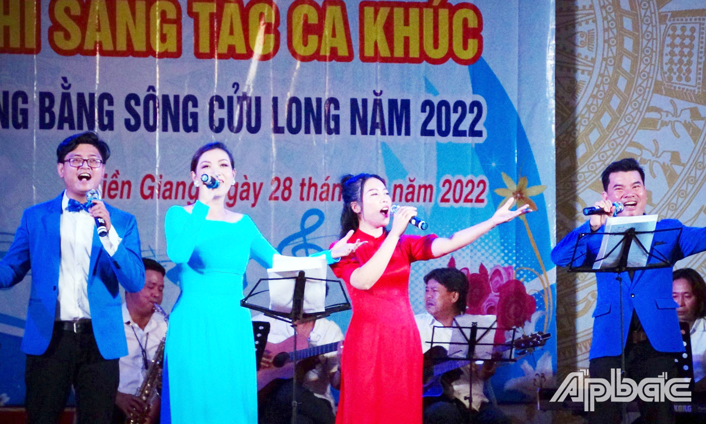 Biểu diễn các ca khúc đoạt giải trong Cuộc thi Sáng tác ca khúc Đồng bằng sông Cửu Long do tỉnh Tiền Giang đăng cai năm 2022. 