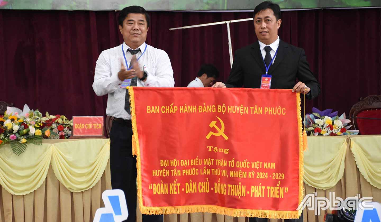 Đồng chí Đoàn Văn Tuấn trao bức trướng của Ban Chấp hành Đảng bộ huyện tặng Đại hội.