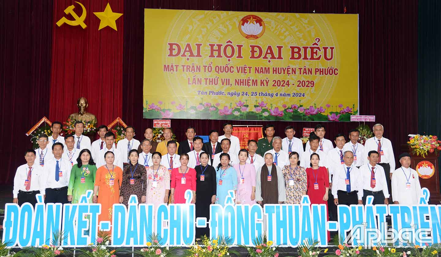 Ủy ban MTTQ huyện Tân Phước nhiệm kỳ 2024 - 2029 ra mắt tại Đại hội.