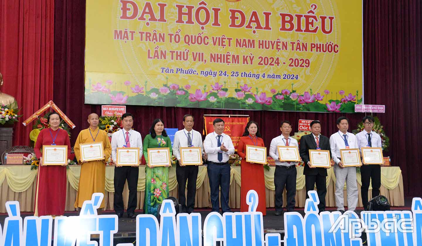 UBND huyện Tân Phước trao bằng khen cho các tập thể có thành tích xuất sắc trong thực hiện công tác MTTQ.