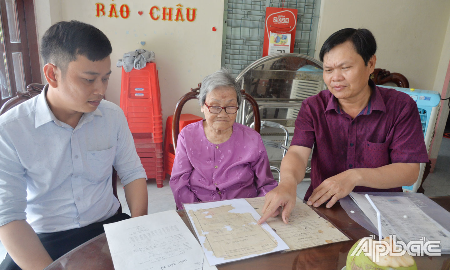 Thăm hỏi Mẹ Việt Nam Anh hùng Nguyễn Thị Thành, xã Cẩm Sơn có chồng và con hy sinh trong kháng chiến.