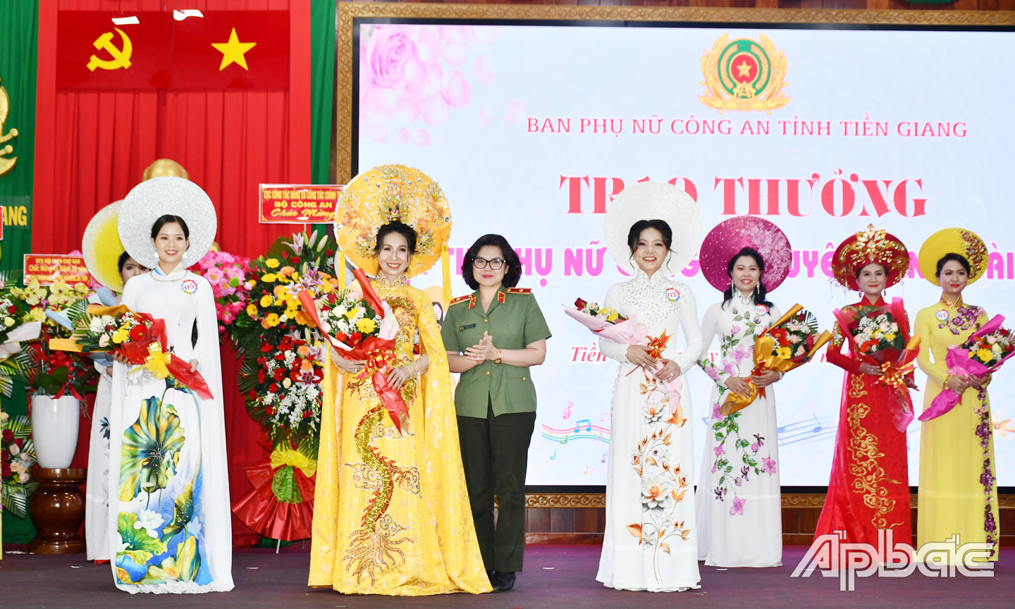 Thiếu tướng Ngô Hoài Thu, Phó Cục trưởng cục Công tác đảng và công tác chính trị, Trưởng Ban Phụ nữ Công an nhân dân trao thưởng cho thí sinh đạt giải nhất Hội thi “Phụ nữ Công an duyên dáng, tài năng”.