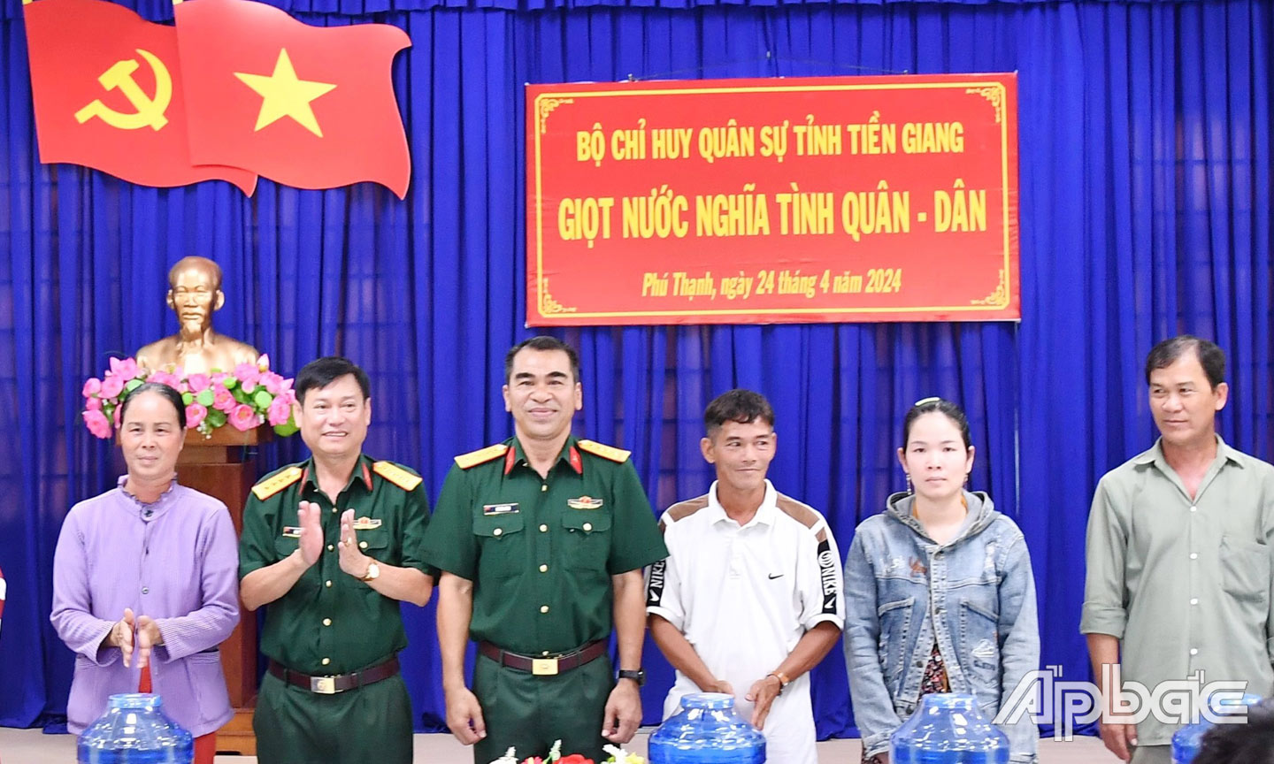Bộ CHQS tỉnh trao tặng nước uống cho người dân xã Phú Thạnh, huyện Tân Phú Đông. Ảnh: THẮNG PHAN