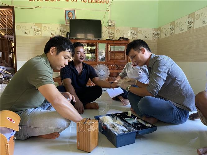 Cán bộ y tế tiến hành lấy mẫu, xét nghiệm để phát hiện các ca mắc sốt rét tại xã Khánh Thượng (huyện Khánh Vĩnh, tỉnh Khánh Hòa). Ảnh: TTXVN phát