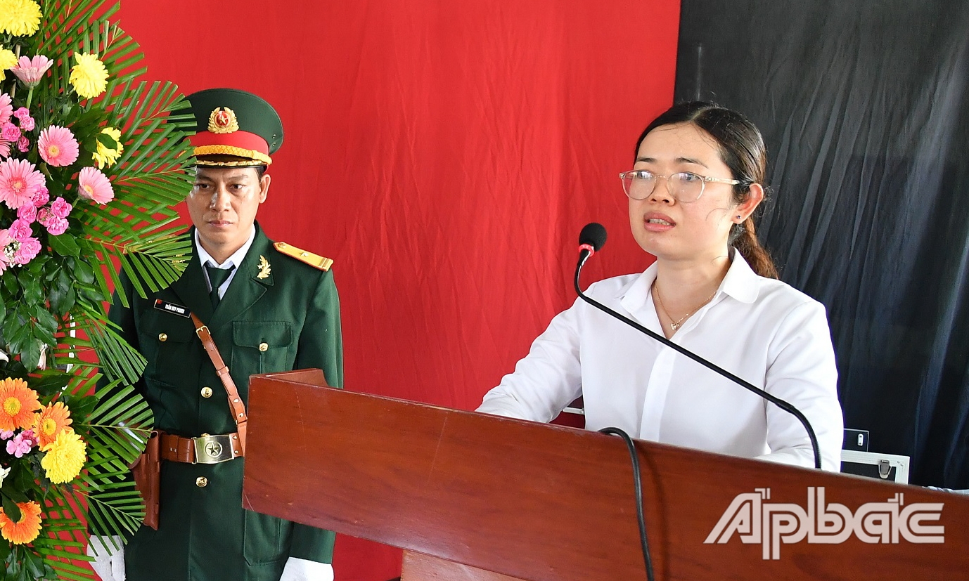 Đồng chí Trần Huỳnh Hoàng Ngâu, Phó Chủ tịch UBND huyện Châu Thành đọc điếu văn tại Lễ truy điệu và an táng hài cốt liệt sĩ.