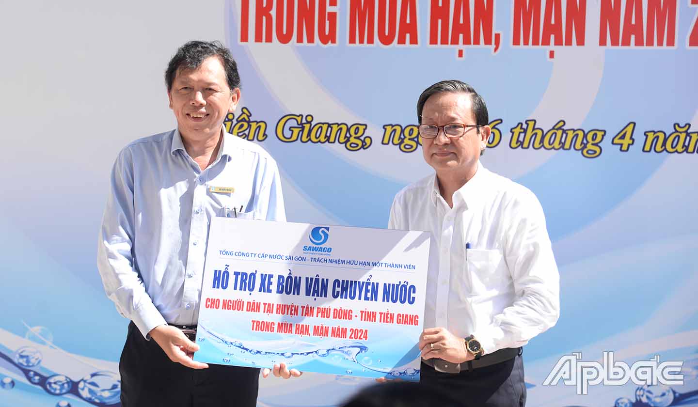 Đại diện lãnh đạo Sawaco trao bảng tượng trưng tặng nước sạch (ảnh trên) cho đại diện lãnh đạo huyện Tân Phú Đông và hỗ trợ xe bồn chở nước (ảnh dưới) cho lãnh đạo Công ty cấp nước Tiền Giang.