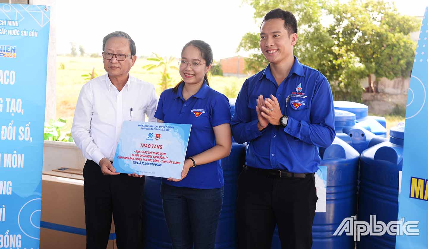 Đoàn thanh niên Sawaco cũng đã tặng điểm cấp nước sạch miễn phí cùng với bồn chứa nước, túi chứa nước cho người dân huyện Tân Phú Đông.