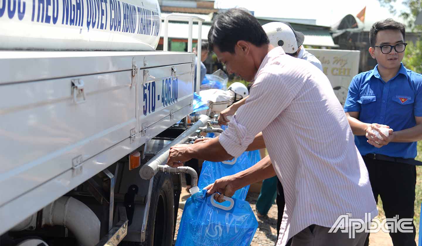 Người dân nhận nước sạch miễn phí từ xe bồn.