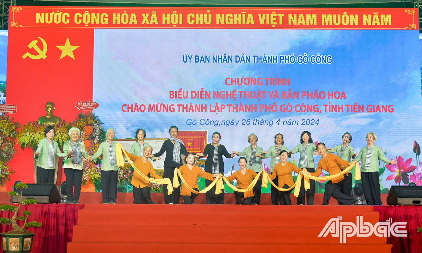 Hoạt cảnh “Mùa lúa chín” do đội Văn nghệ Cựu Nữ tù chính trị TP. Hồ Chí Minh biểu diễn.