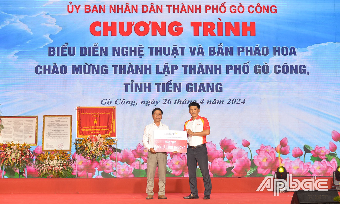 Ngân hàng Thương mại cổ phần Phát triển TP. Hồ Chí Minh trao bảng tượng trưng tặng 30 căn nhà Tình thương trị giá 1,5 tỷ đồng cho TP. Gò Công.
