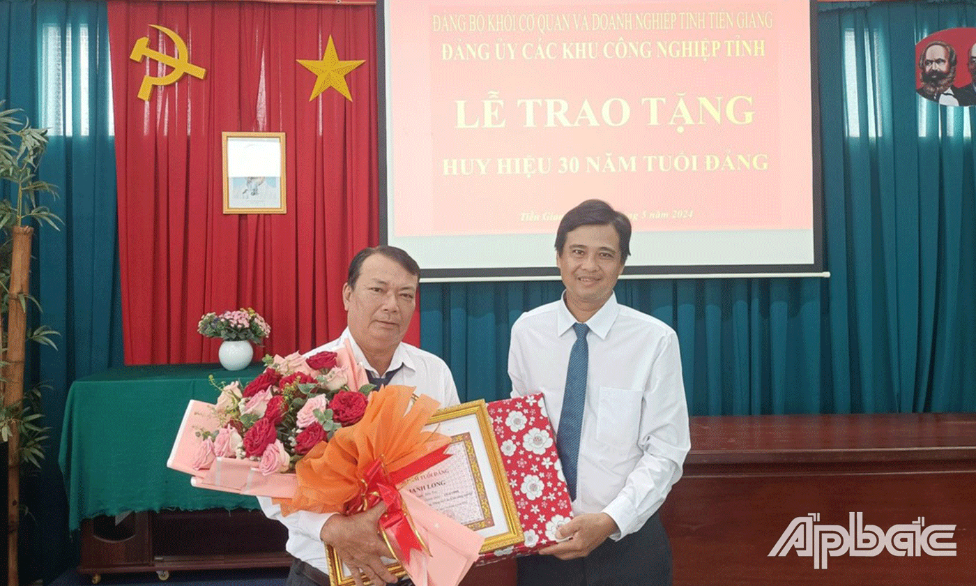 Đảng bộ các Khu công nghiệp tỉnh Tiền Giang: Trao Huy hiệu 30 năm tuổi Đảng