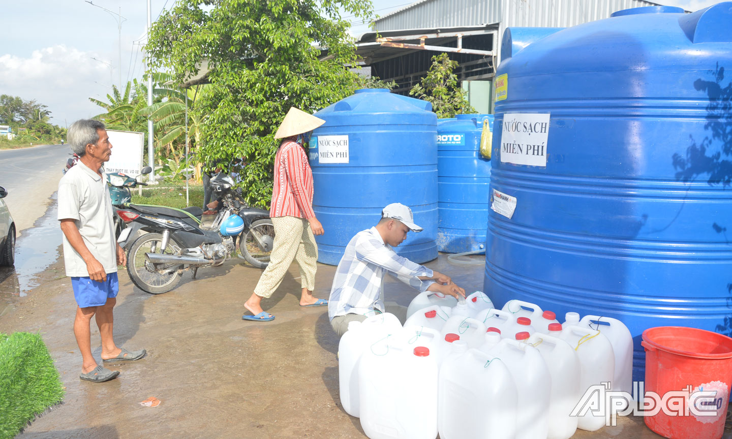 Người dân đến lấy nước do các nhà hảo tâm tài trợ tại điểm ấp 6, xã Tân Phước, huyện Gò Công Đông.