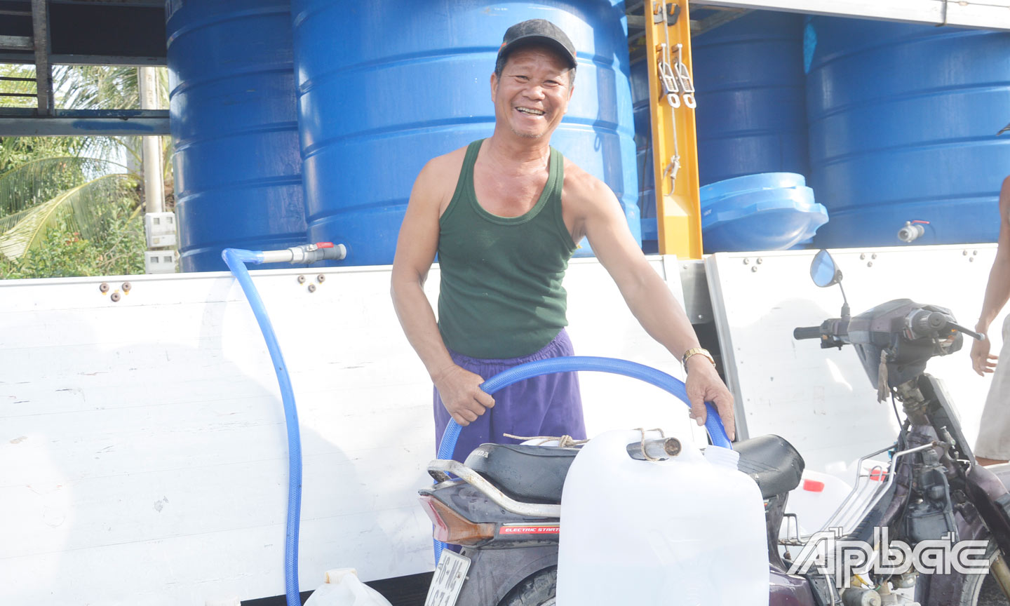 Nhà có 7 nhân khẩu nên ngày nào ông Nguyễn Văn Hay (ấp 3,  xã Tân Phước) cũng đi chở nước do các nhà hảo tâm hỗ trợ. 