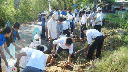 Xã Đoàn Đạo Thạnh ra quân bảo vệ môi trường, bảo vệ dòng sông quê hương.