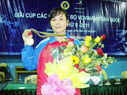 Bùi Thị Cẩm Bình và chiếc HCV Vovinam toàn quốc năm 2011.