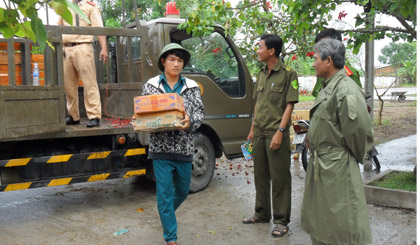 Cung cấp mì gói và nước uống cho người dân sơ tán tránh bão Ảnh: Thu Thảo                                                                            Ảnh: T. Thảo