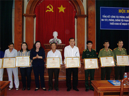 Phó Chủ tịch UBND tỉnh Trần Kim Mai trao Bằng khen của UBND tỉnh cho các tập thể và cá nhân đạt thành tích xuất sắc.