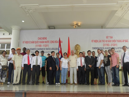 Lãnh đạo tỉnh Tiền Giang chụp ảnh lưu niệm cùng các chuyên gia Cuba