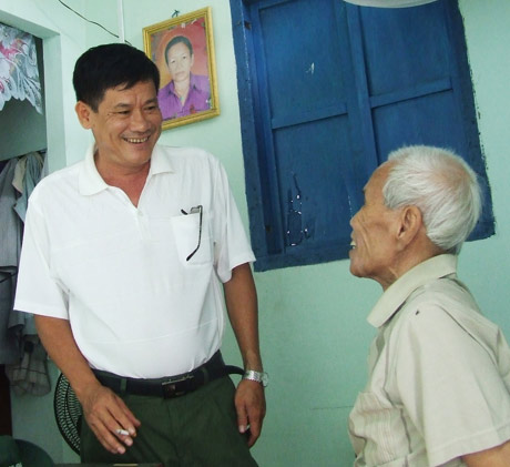 Bí thư, kiêm Chủ tịch UBND phường Tân Long thăm hỏi người già neo đơn trong phường.
