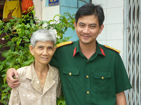 Anh hùng LLVT  Lê Thị  Hiếu Tâm và  con trai út Nguyễn  Sĩ Đông.