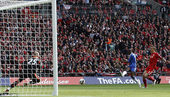 Ramires ghi bàn mở tỉ số cho The Blues. 