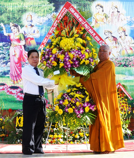 Bí thư Tỉnh ủy Trần Thế Ngọc tặng  hoa chúc mừng Đại lễ Phật đản - Phật lịch 2556 cho  Hòa thượng Thích Huệ Minh, Trưởng ban Trị sự Phật giáo tỉnh.