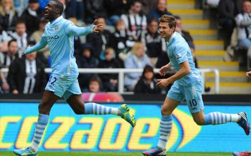 Yaya Toure trở thành người hùng của Man City với cú đúp trong hiệp 2