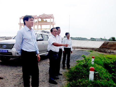 Ông Lê Văn Hưởng cùng Đoàn Công tác khảo sát khu vực cầu bắc qua cống Rạch Bùn (Tân Điền) vừa mới hoàn thành.