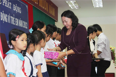 Bà Trần Kim Mai, Phó Chủ tịch UBND tỉnh trao học bổng cho trẻ em nghèo học giỏi.