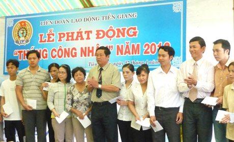 Công nhân nhận quà trong Tháng Công nhân 2012