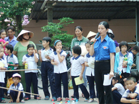 Tổng phụ trách Đội Nguyễn Thị Thùy Dung trong một buổi sinh hoạt ngoài trời.