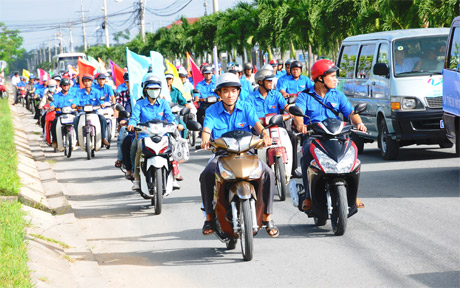 Đoàn diễu hành hưởng ứng Ngày Môi trường thế giới từ KCN Tân Hương đến thị trấn Tân Hiệp.