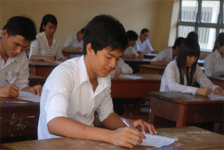 Thí sinh đang làm bài thi môn văn tại Hội đồng thi trường THPT Nguyễn Văn Tiếp.