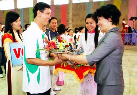 Bà Huỳnh Kim Nguyên - Phó Chủ tịch HĐND tỉnh Vĩnh Long tặng hoa, trao tặng phẩm lưu niệm cho các đoàn VĐV.