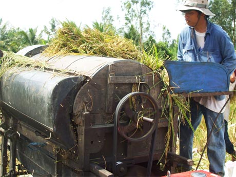 Những năm gần đây cơ giới hóa trong nông nghiệp rất được quan tâm nhưng vẫn chưa giải quyết căn bản nhu cầu khi vào thời điểm thu hoạch lúa.