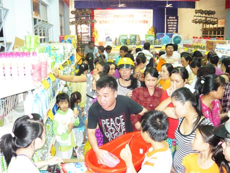 Đông đảo người dân mua sắm ở gian hàng của Co.op Mart Mỹ Tho tại phiên chợ.