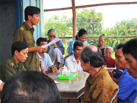 CA xã Tân Tây tuyên truyền về phòng chống ma túy ở buổi họp tổ NDTQ.