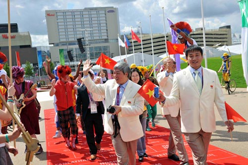 Đoàn TTVN trên đường đi vào Công viên Olympic - Ảnh: Quang Thắng.