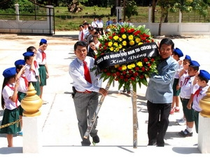 Tổng hội người Việt tại Lào đặt vòng hoa tại đài tưởng niệm. (Ảnh: Hoàng Chương/TTXVN) 