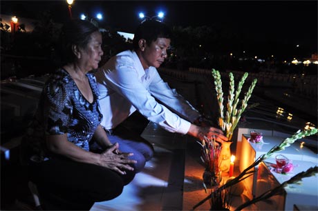 Bà Phạm Thị Lê và con trai Phạm Văn An ở xã Nam Tân, huyện Nam Trực, tỉnh Nam Định đến viếng mộ liệt sĩ Phan Văn Nham là chồng, cha của bà Lê và anh An.