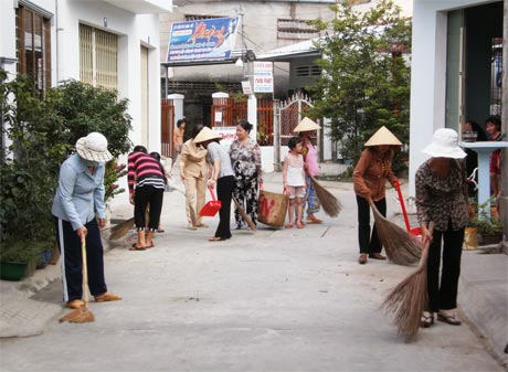 Nhân dân khu phố 2 tham gia  vệ sinh  tại khu  dân cư  vào mỗi buổi sáng.