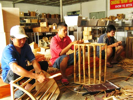 Công nhân HTX Quang Minh đang sản xuất sản phẩm