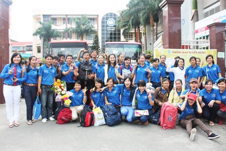 Sinh viên tình nguyện trường Đại học Tiền Giang hăng hái lên đường  tham gia Chiến dịch Thanh niên tình nguyện hè năm 2012. 