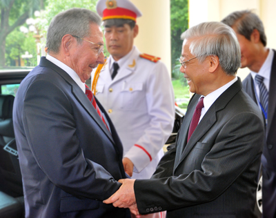 Tổng Bí thư Nguyễn Phú Trọng chào đón Chủ tịch Raul Castro Ruz. Ảnh: VGP