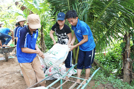 Vận chuyển cát đá xây nhà  ở ấp Vĩnh Phú, xã Vĩnh Kim.